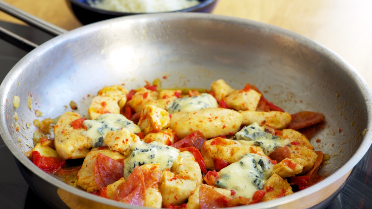 Omiljeno jelo mog muža – Piletina sa paprikama i gorgonzolom